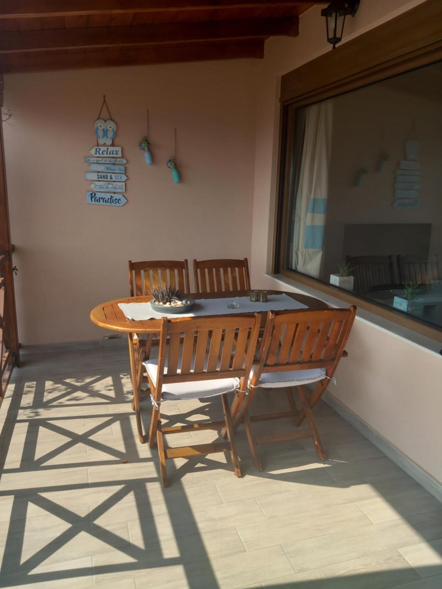 Paralio Astros Beachfront Suites Xiropigado Quarto foto